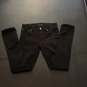 Svarta nudie jeans - Svarta jeans från Nudie när jag köpte dem var dem bara använda ett fåtal gånger och dem var för små för mig så dem är väldigt bra skick