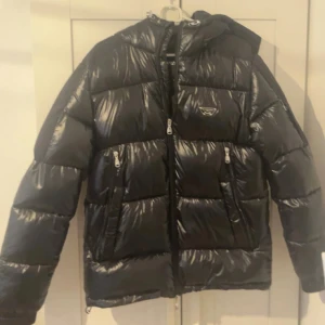 Alessandro zavetti vinter jacka  - Säljer denna aldrig använda alessandro zavetti vinter jacka. Storlek M men passar också S. 