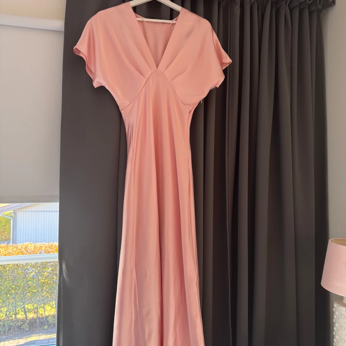 Ljusrosa långklänning i satin - 1