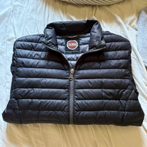 Svart pufferjacka från Colmar - Snygg svart pufferjacka från Colmar.jackan är i bra skick förutan skadan på 3dje bilden, annars jätte fin jacka.