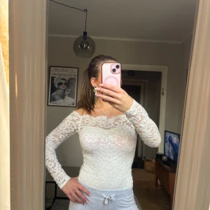 Vit spetsbody från Nelly - Superfin vit body i spets från Nelly. Köpt här på plick men i så gott skick💕