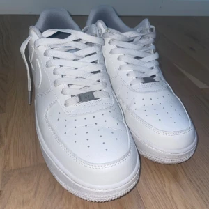 Vita skor - Vita skor storlek 45. Skickar endast ingen frakt kostnad.
