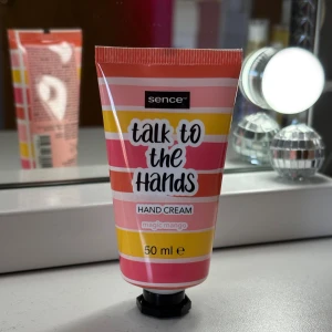 Sence handkräm Magic Mango  - Färgglad handkräm i tub från Sence med doft av magic mango. Tuben har rosa, gula och vita ränder och rymmer 50 ml. Perfekt att ha i väskan för mjuka händer med fruktig doft.