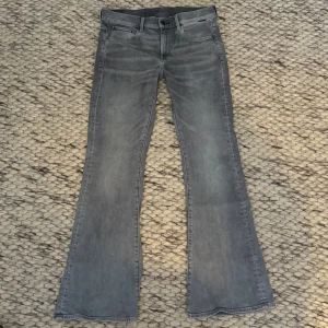 Lågmidjade bootcut jeans  - Lågmidjade bootcut jeans från G-Star Raw 🤍