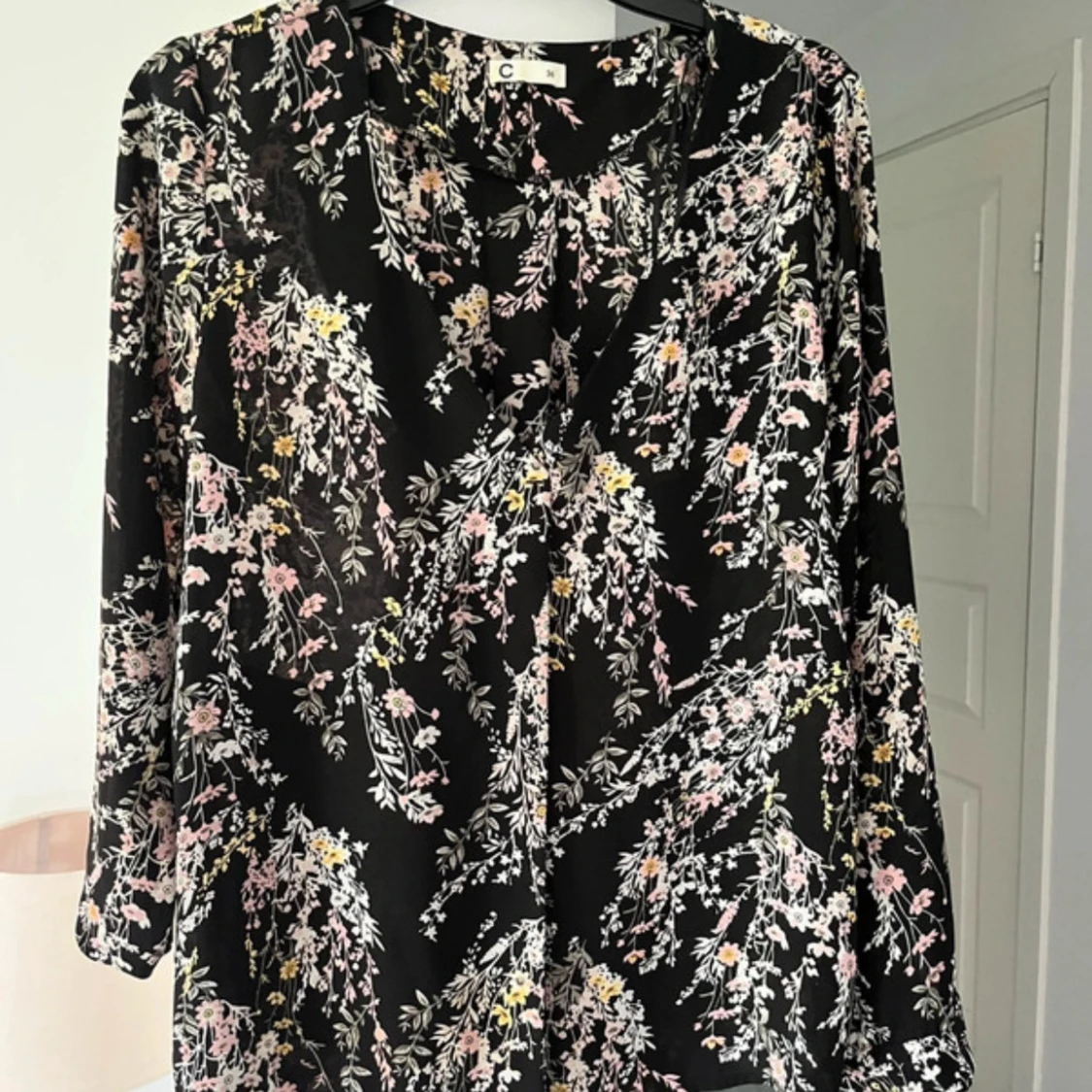 Svart blommig kortklänning från Cubus