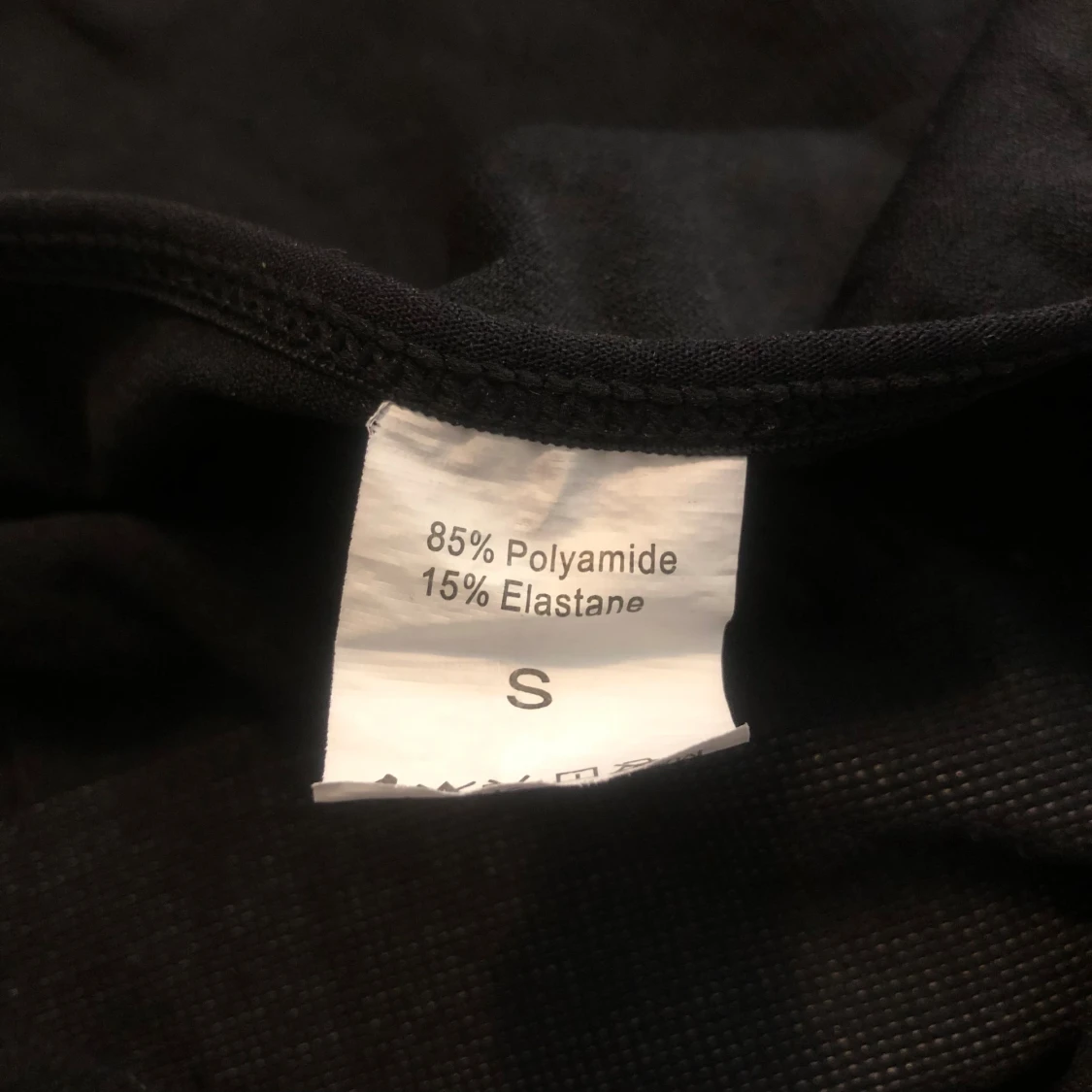 Svart ribbad bodysuit med smala axelband - 4