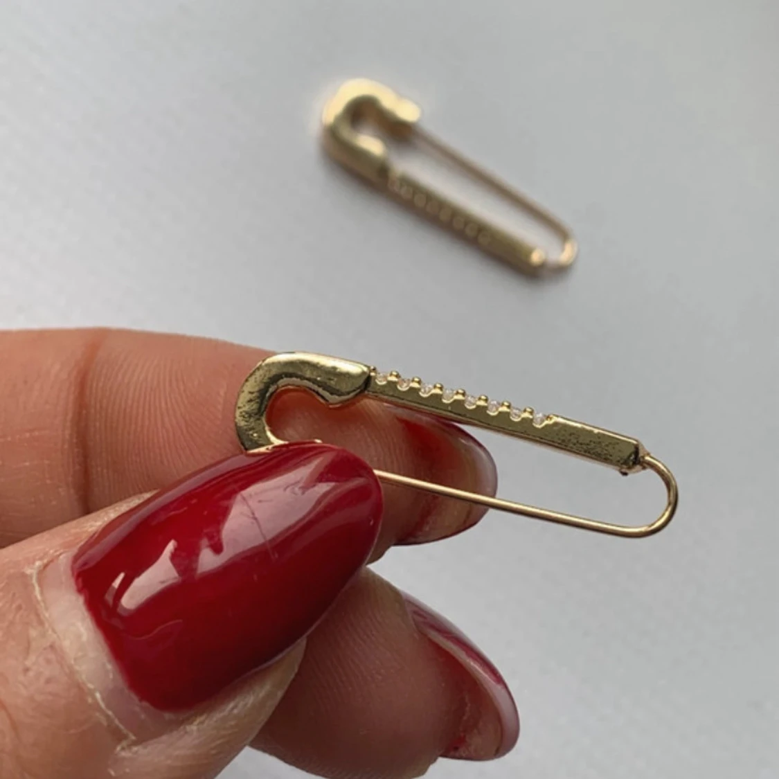 Guldiga örhängen med strass i säkerhetsnålform - 3