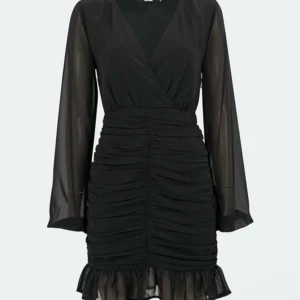 Fin nyårsklänning!! - Supersnygg svart kortklänning från Bik Bok! Sällan använd 