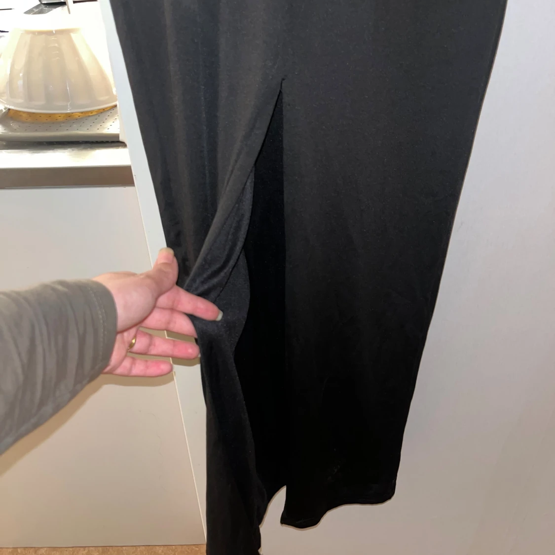 Svart långklänning med öppen rygg - 3