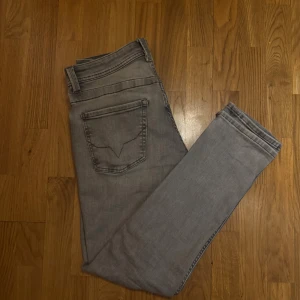 Pepe Jeans London - Snygga pepe jeans london. Perfekt för dig som vill ha snygg mordern dean jeans. Bra till båda vardag och mer uppklädda tillfällen. Modellen är regular/slim fit Ny pris 1199kr. 