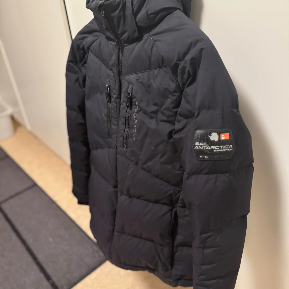 Svart dunjacka Sail Racing med huva - 2