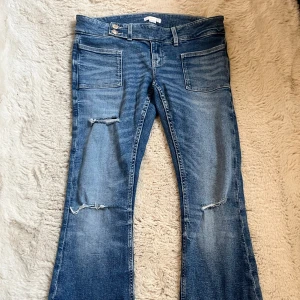 Low waist jeans Gina Tricot  - Säljer ett par jättesnygga low waist jeans ifrån Gina Tricot i storlek M💗. De är i riktigt bra skick och använda någon enstaka gång då de är lite för korta i längden för mig som är 165!!