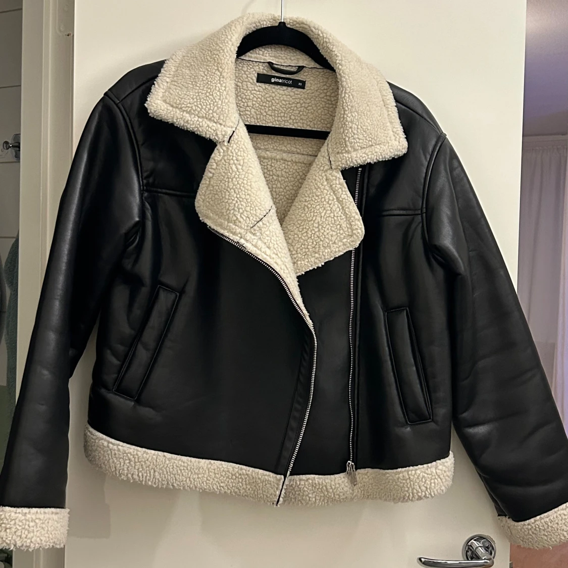 Svart teddyjacka från Gina Tricot - 2