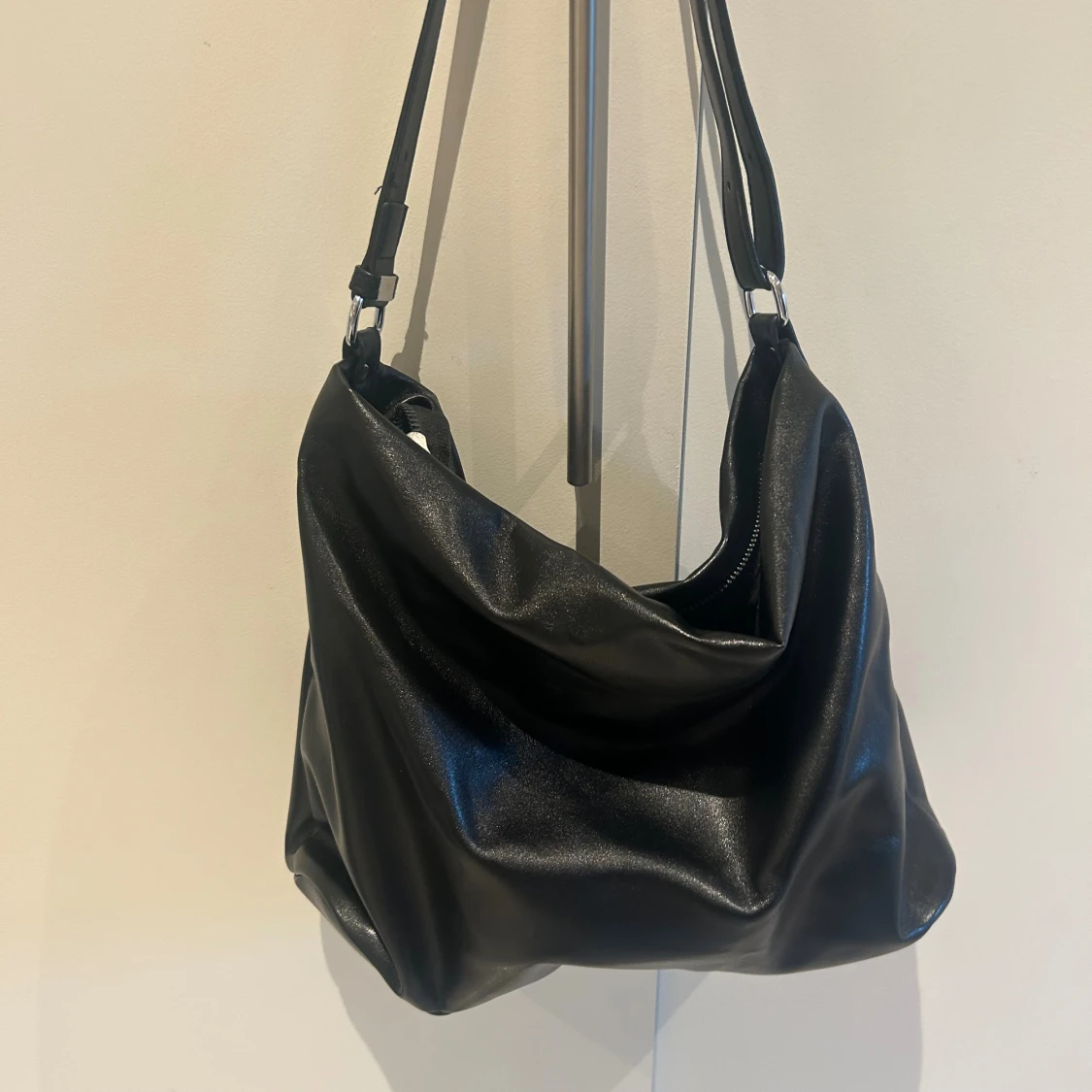 Svart axelväska i skinn med dragkedja - 1