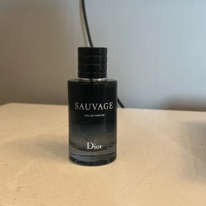 Dior Sauvage Eau de Parfum - Säljer en dior sauvage eau de parfum. Köpte denna för cirka 6 månader sedan men har slutat att använda den. Flaskan innehåller 100ml med det är ungefär 50ml kvar. Köpte den för 1500kr.