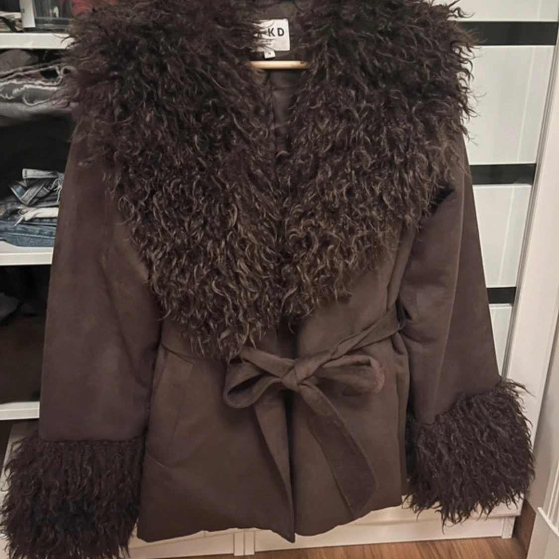 Brun pälsjacka från NA-KD med bälte - 2