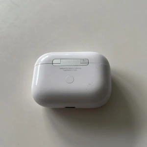 AirPods Pro gen 2  - Apple AirPods Pro med laddningsetui. Funkar bra men högra hörluren funkar ej, behövs fixas. Jag var inne hos Elgiganten. Det kostar 499 kr för att få dem bra igen. Köpte dem för 2000. Säljer de nu för 250 kr på grund av felet. Kontakta mig vid fler frågor 🤩