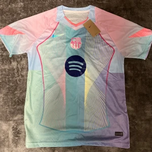 Snygg Barca fotbollströja - Snyggt blå o rosa Barcelona fotbollströja, aldrig använd med tag kvar, vid frågor skriv till mig, pris kan diskuteras!