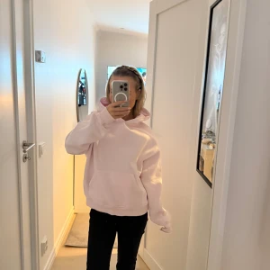 Ljusrosa hoodie från Gina Tricot - Supermjuk och oversized ljusrosa hoodie från Gina Tricot, Basically Basics-kollektionen. Ordinarie pris 359