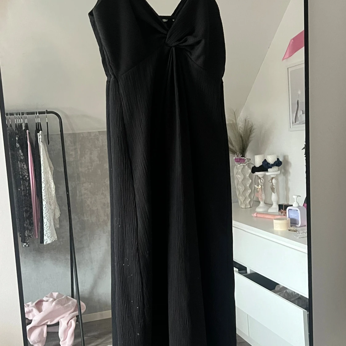 Svart långklänning med twistad front