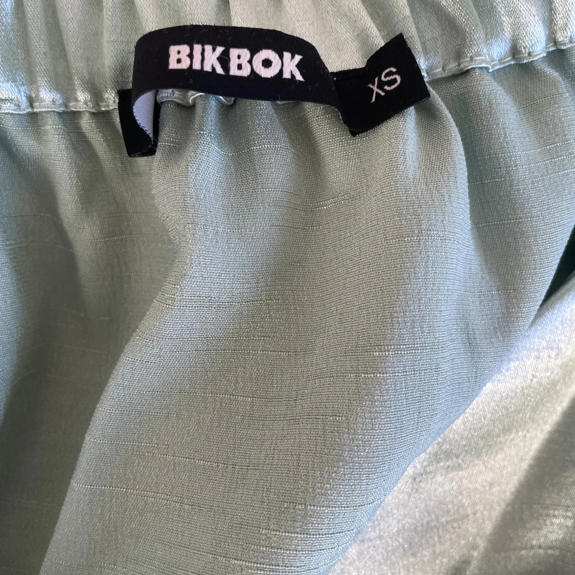 Ljusgrön sattin blus  från Bik Bok - 3