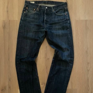 Klassiska och riktigt snygga Levi's 501 i nytt skick! - 👖 Levi’s 501 – klassiker i toppskick! 👖 Nästan helt nya – endast använda 1–2 gånger ✨ Inga slitningar, fläckar eller defekter – känns som nya!📏 Mått: 	•	Midja: 86 cm 	•	Höft: 110 cm 	•	Innerbenslängd: 76 cm 	•	Ytterbenslängd: 104 cm 	•	Benbredd: 42 cm  💸 Pris: 449 kr Perfekta för dig som vill ha ett par klassiska och tidlösa jeans i riktigt fint skick!  🌟 Snabb leverans & skickas välpackat!