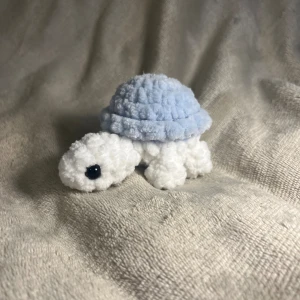 Ljusblå sköldpadda - Supersöt liten sköldpadda som är ca 7 cm hög❤️Den är Säkerhetsögon som inte rekommenderas för barn under tre år! 