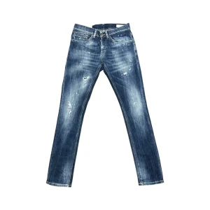 Dondup jeans - Tja! Säljer nu dessa extremt snygga dondup jeansen! Jeansen är i mycket fint skick och har en fin tvätt med snygg slits! Jeansen är i storlek W28! Skriv vid bilder eller frågor! Vid snabbaffär=bättre pris