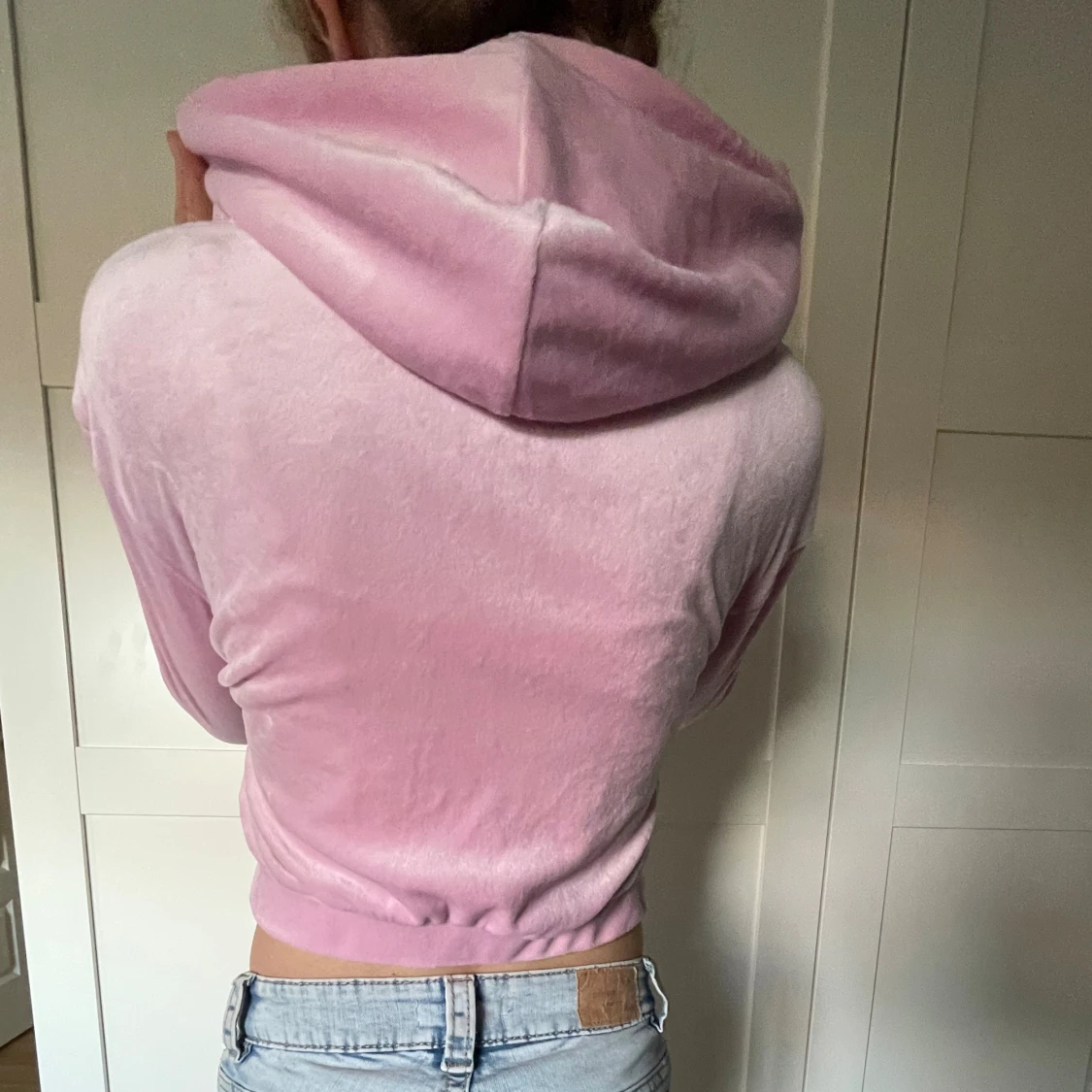 En ljus rosa kofta i skönt material - 2