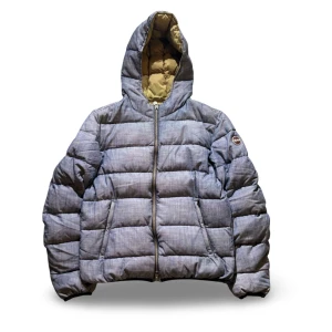 Colmar Jacka - Hej! Säljer nu min jacka från märket Colmar, storlek 48/M, bra skick. Tveka inte på att höra av dig om du har frågor eller funderingar kring jackan!