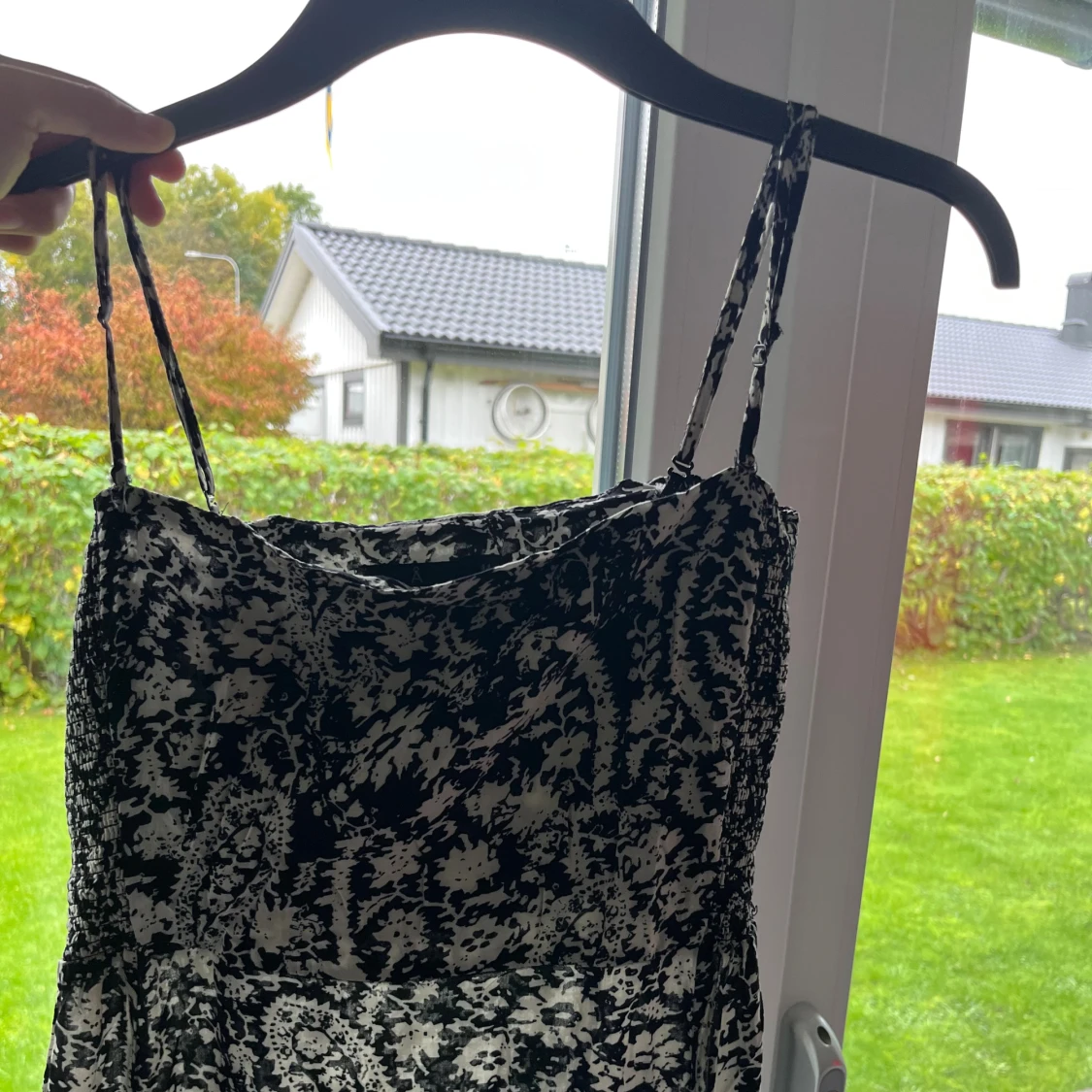 Svartvit långklänning med paisleymönster - 2