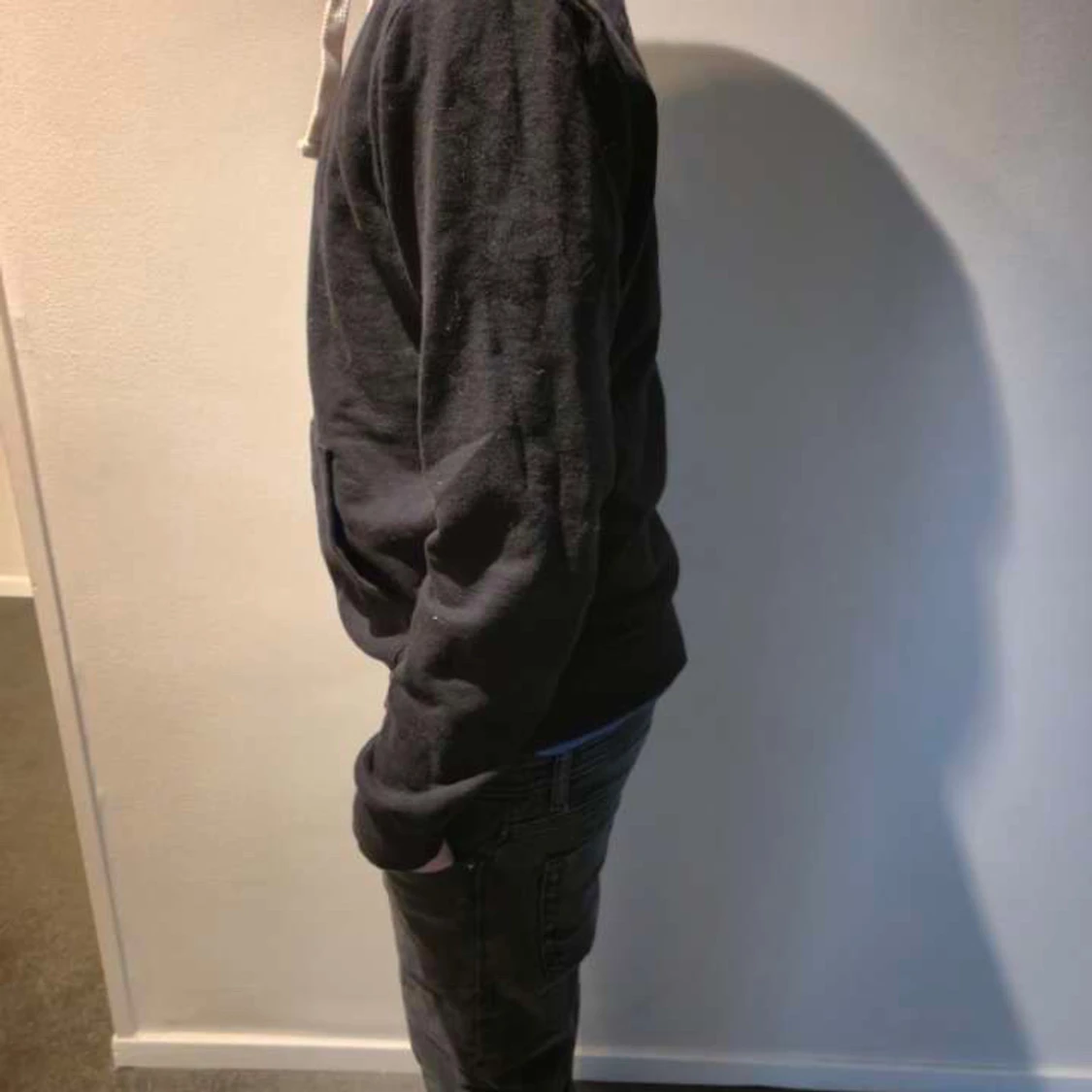 Svart hoodie med vita snören - 1