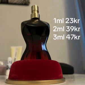 Le Belle prov  - Snygg parfym i en ikonisk, kroppsinspirerad flaska. Säljs i mindre mängder: 1ml, 2ml eller 3ml. Perfekt för dig som vill testa något nytt eller ha med på språng. Priser från 23kr/ml.