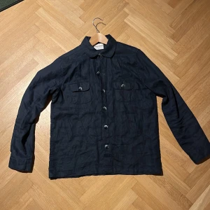Blå overshirt - Stilren blå overshirt från Bruun & Stengade i storlek m. Pris kan diskuteras