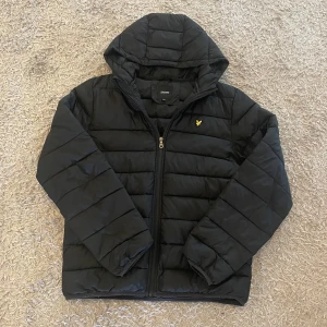 Lyle n Scott jacka - Säljer min gamla lyle n Scott puffer jacka, väldigt bra skick bara använd under 1 vinter, står storlek 15-16 men passar väldigt många under 185 ändå, jag är själv 185 och den passar fortfarande mig något snarorligt, ifall du vanligtvis har S så passar denna dig perfekt!