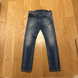 Blå slim fit Jack & Jones Jeans - Säljer ett par blå slimfit jeans från Jack & Jones i storlek 30/30. Jeansen är i rätt så bra skick eftersom jag har tagit hand om dom bra! Pris kan diskuteras 