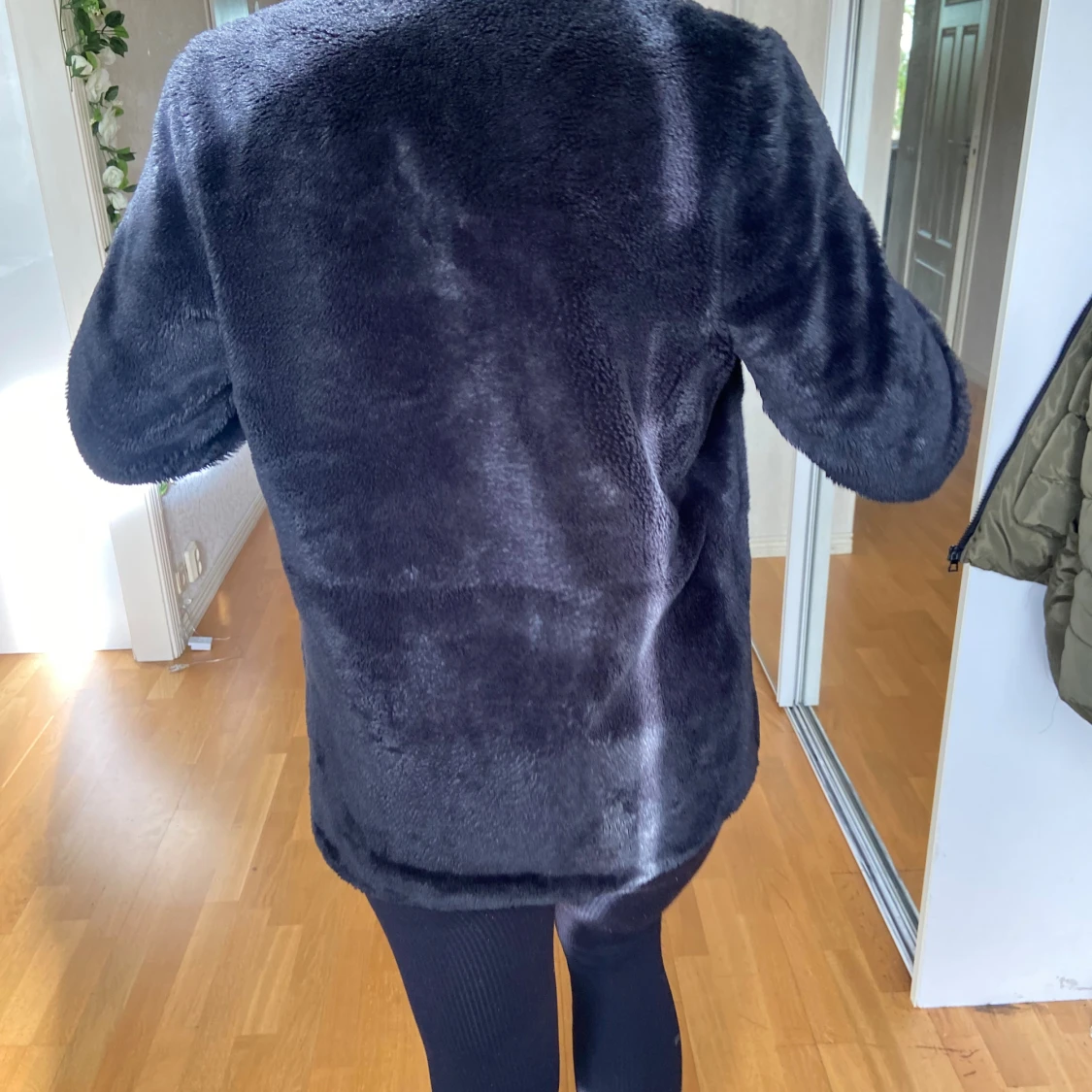 Svart pälsjacka i fuskpäls st.S - 2