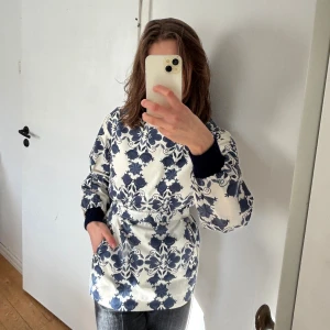 Vintage anorak i retromönster - Skräddarsydd och modreiktig vintagejacka i anorakstil perfekt nu till hösten. Gjord av marinblått, möstrat bomullstyg med matchande krage och mudd. Dessutom finns fickor, dregkedjor på sidorna och knytband. Plagget är utan slitage trots din ålder och beräknas vara storlek S-M