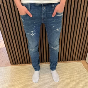Replay Anbass jeans - Skick 10/10. Storlek w30 L32 och vårat pris endast 599kr! Modellen är 180 cm lång och konstanta gärna vid frågor😊🙌