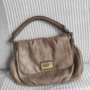 Marc by Marc Jacobs väska - Säljer min fina Marc Jacobs väska då den tyvärr inte kommer till användning. Skriv om ni har frågor❤️