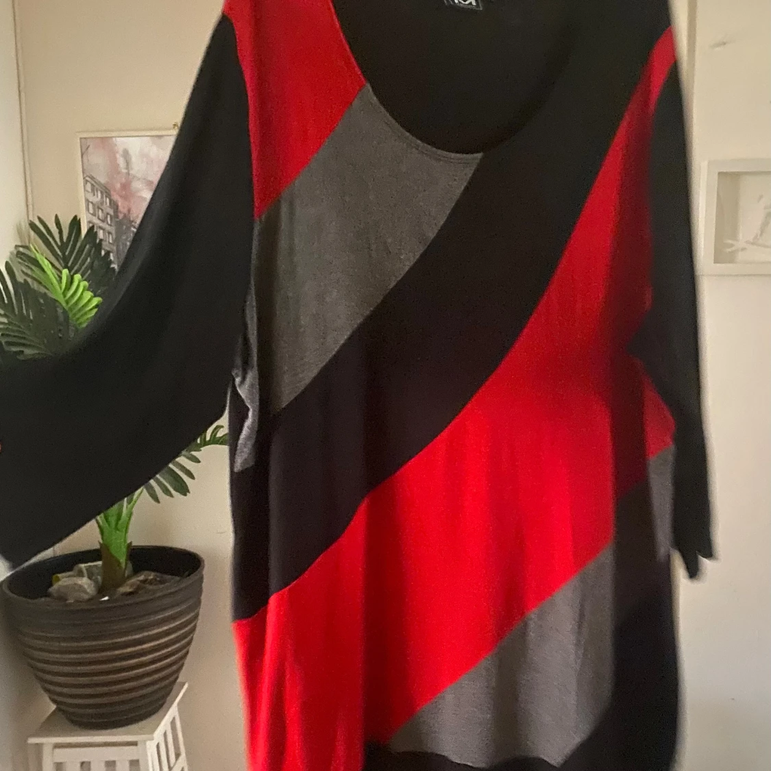 Röd och svart mönstrad klänning - 3