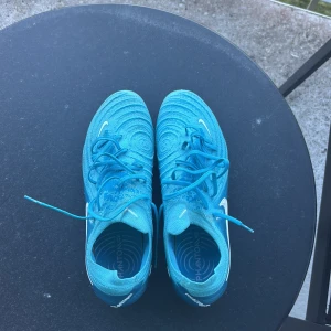 Nike Phantom GT2 blå fotbollsskor - Säljer ett par Nike Phantom GT2 fotbollsskor i en snygg blå färg, metall och plastdobbar för bra grepp på naturgräs. Inköpta för 3300, använda en träning samt en match 