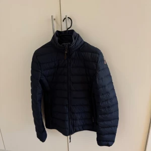 Parajumpers jacka dam - Helt ny oanvänd parajumpers jacka i färgen Navy. köpt på johnells. Nypris 4500