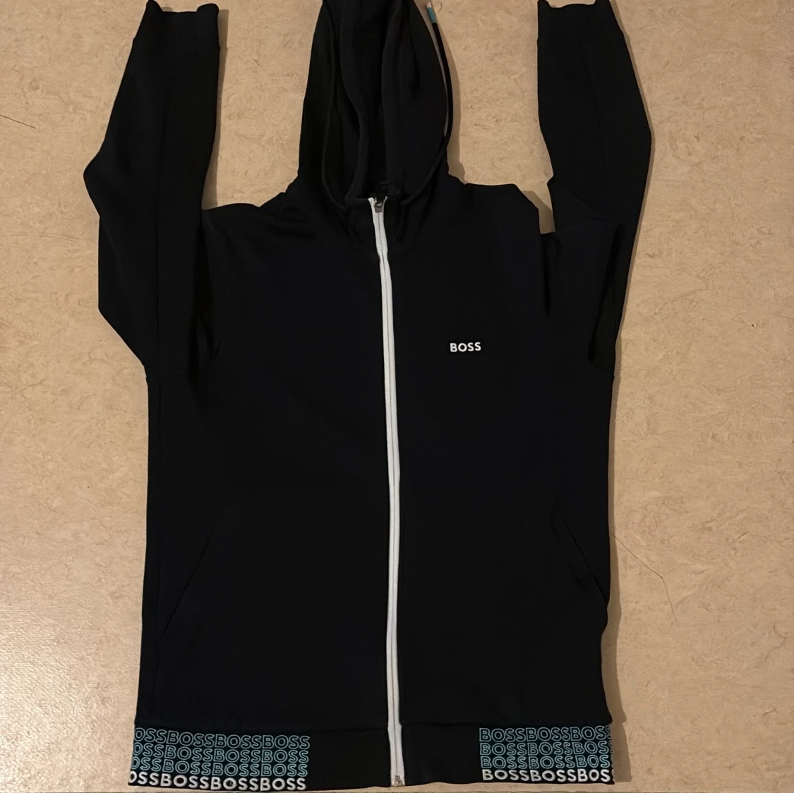 Svart hoodie med dragkedja från BOSS - 4