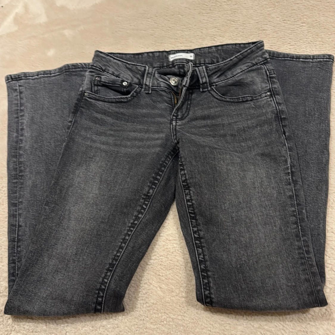 Grå bootcut jeans från Gina Tricot  - 3