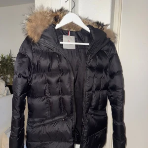 Moncler jacka  - Superfin äkta moncler vinterjacka, har används några gånger men inga skador eller liknande! Tyvärr hittar jag inte kvittot därav priset. Skriv till mig om ni är intresserade eller har frågor💕 Pris går att diskuteras vid snabb affär