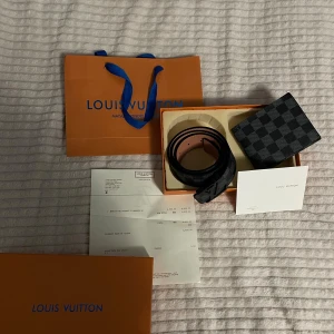 Bälte med plånbok. - Bälte med plånbok i två olika modeller. Ni ser vilka. Top kvalité, aldrig använts.