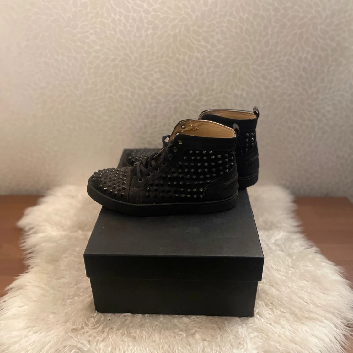 Svarta Louboutin sneakers med nitar - 1