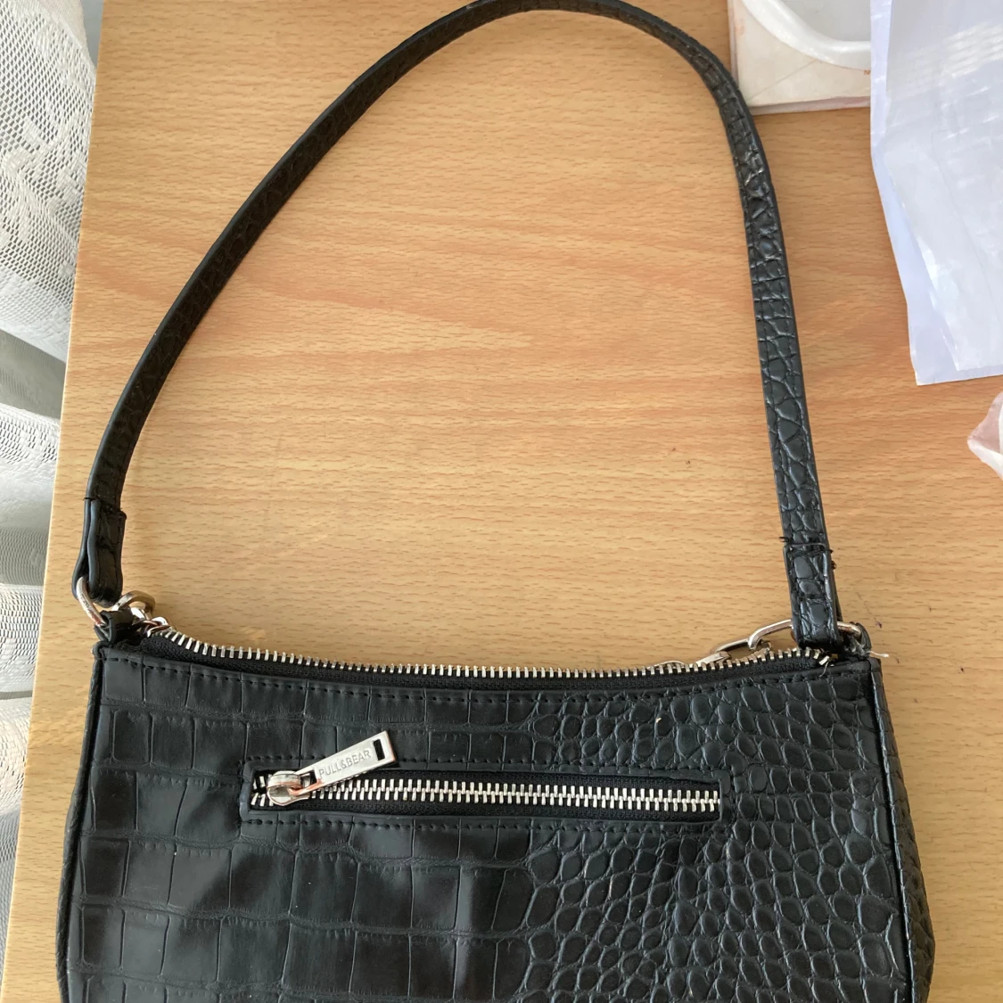 Svart handväska med kedja från pull&bear - 1