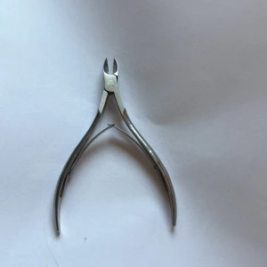 Nageltrång - Nagel tång för nagelbanden, bra skick använd men ej synligt 